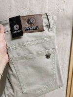 Versace范思‘’2025新品男士牛仔裤 面料弹性好。独家发售 官网同步 时尚优雅 重工艺设计。采用原色酵母水洗工艺 精选进口重磅丹宁牛仔面料 配专柜五金装
