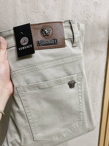 Versace范思‘’2025新品男士牛仔裤 面料弹性好。独家发售 官网同步 时尚优雅 重工艺设计。采用原色酵母水洗工艺 精选进口重磅丹宁牛仔面料 配专柜五金装