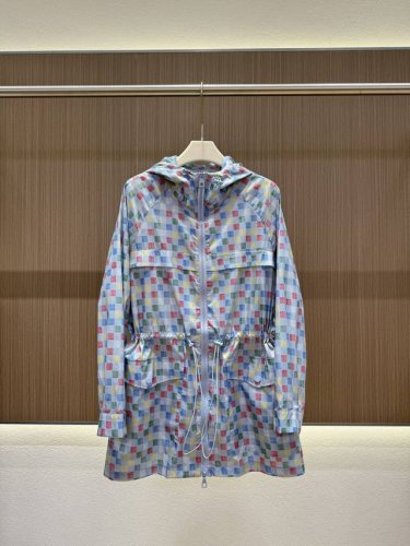 pss 夏款 Lv七彩格印花防晒服 色彩缤纷的方格图案 兼具时尚感与辨识度 连帽款式搭配抽绳收腰设计 可自由调节 拉链设计方便穿脱 配有大口袋 增加实用性 便于