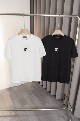x006 Louis Vuitton* 路易威登25Ss新款T恤，胸前Logo采牙刷绣工艺，260克高品优质双纱纯棉面料， 时尚而大气简约，男女同款。 颜色：黑