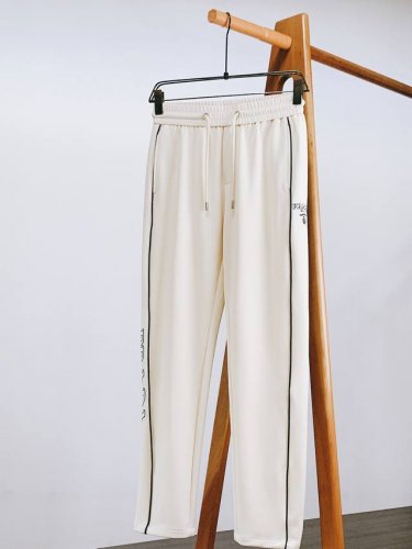 prada 普拉达 2025Ss早春新品 刺绣直筒休闲裤，双层针织，定制的面料，客供五金辅料～春秋季中不可缺少的必备单品，在日常穿搭中，合理的卫裤穿搭，即休闲又