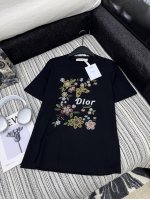 爆款现货 原单品质 Dio*｜2025新品撞色圆领刺绣订珠 定制Yb全棉材质 透气舒适 质感十足 常规短袖T恤裁剪 凸显品牌格调 采用克重纯棉制成 略带有弹力