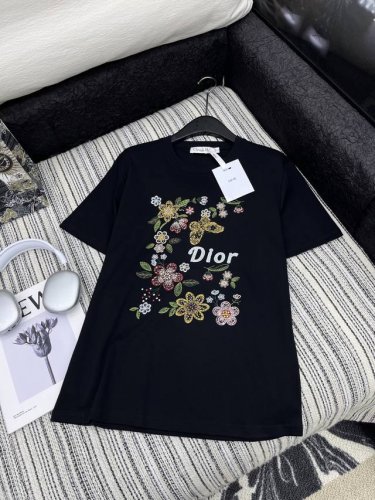 爆款现货 原单品质 Dio*｜2025新品撞色圆领刺绣订珠 定制Yb全棉材质 透气舒适 质感十足 常规短袖T恤裁剪 凸显品牌格调 采用克重纯棉制成 略带有弹力