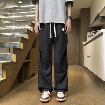 上新 春夏衔接冰丝裤 Descente 迪桑特伞兵裤 男女同款 海外专柜机能休闲裤，小红书主播推荐，上身质感满满，版型立体，完美修饰腿型，可随意日常搭配，不费劲