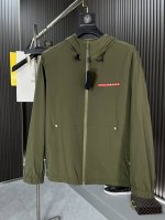 P410 普拉达 2025Fw男士连帽夹克男装外套，休闲日常穿搭单品！上身修饰身形、提花面料将时装美学和新都市商务休闲概念完美融合，通体将意式的干练和户外功能性