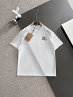 burberry巴宝莉* 2025春夏款上新 原高版本 巴宝莉 战马 面料采用280克高密度纯棉 不变形 不缩水 工艺介绍：双线走位 前后幅采用特殊绣花 绣出战