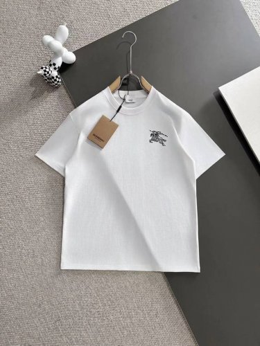 burberry巴宝莉* 2025春夏款上新 原高版本 巴宝莉 战马 面料采用280克高密度纯棉 不变形 不缩水 工艺介绍：双线走位 前后幅采用特殊绣花 绣出战