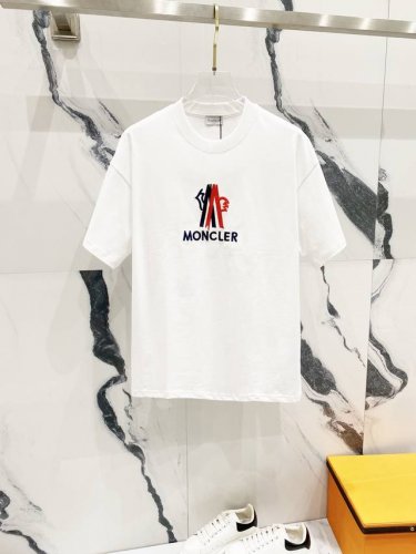 隔天到 Moncler 蒙口 拼色Logo图案字母刺绣 Logo标识精致升级，灵感源自八十年代复古 原版面料 官方同款 短袖T恤 定制260克同缸染面料 手感非