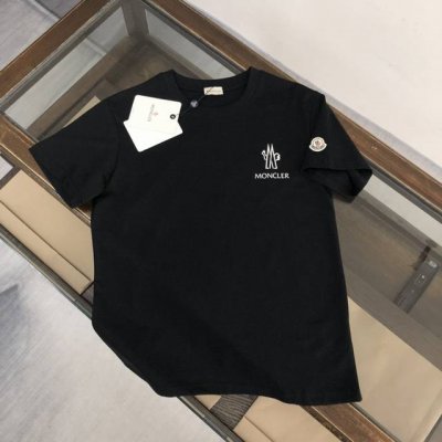 moncler 蒙口夏季新款短袖T恤 胸口字母由印花设计+侧袖品牌徽标章仔点缀拥有超高辨识度 该款T恤是Moncler纯粹个性与功能性的结晶 专为打造休闲造型而