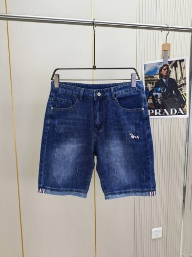 tb汤姆。2025春夏最新推出男士牛仔短裤新品！重工水洗牛仔面料，定制面料和一般牛仔布料比起来，更加柔软舒适！超重工洗水工艺 双工艺洗水 整条裤子，手感舒适，细