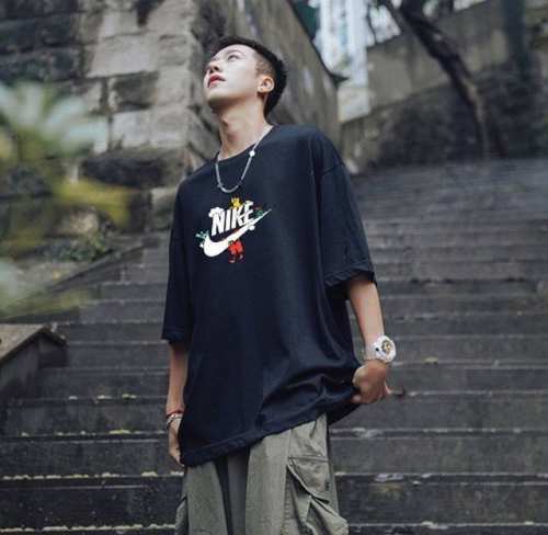 上新！元素碰撞，别致心情！夏季新款Nike 耐克短袖T恤。 高密针织圆领设计，平整简约！亲肤透爽！面料的柔软性舒适性无可挑剔！男女均可驾驭，打破性别局限性。 尺