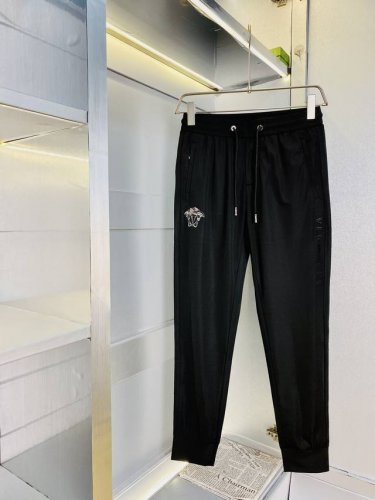 官网原单货 可穿220斤范思哲Versace 简约时尚 早春款卫裤松紧裤休闲裤长裤身穿着非常舒适 低调不失奢华 穿出去非常有档次,裤型款式和裁剪亦无需多言 上身