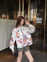 原版Ll.....2025春夏新款时尚满印徽章夹克外套 定制Yb进口尼龙材质 透气舒适 质感十足 纯底色搭配四叶草字母印花图案 徽标元素彩色徽章点缀之上 彰显品
