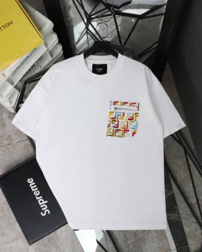 fendi 芬迪 2025款高级刺绣拉链口袋贴饰短袖圆领T恤 无论是日常穿搭还是参加派对，这款芬迪短袖都能展示出您的时尚品味和个性。这款短袖具有舒适的剪裁和休闲