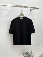 Miumiu 2025春夏系列新品男士字母丝绒印花短袖T恤采用定制丝光双面面料 透气性与舒适度兼备 耐磨性与质感并存 每一次穿着 都是对肌肤的温柔呵护 独特Lo