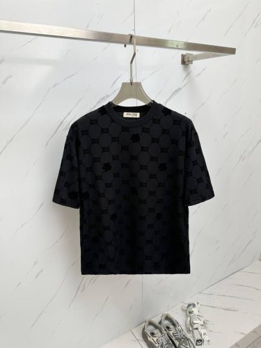 Miumiu 2025春夏系列新品男士字母丝绒印花短袖T恤采用定制丝光双面面料 透气性与舒适度兼备 耐磨性与质感并存 每一次穿着 都是对肌肤的温柔呵护 独特Lo