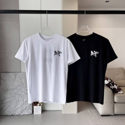 始祖鸟 Kragg Cotton Bird Tile %棉T恤背后九宫格渲染模糊鸟短袖 设计特点 独特图案：以瓷砖式鸟类图案拼接成九宫格形式，通过印花、刺绣等工