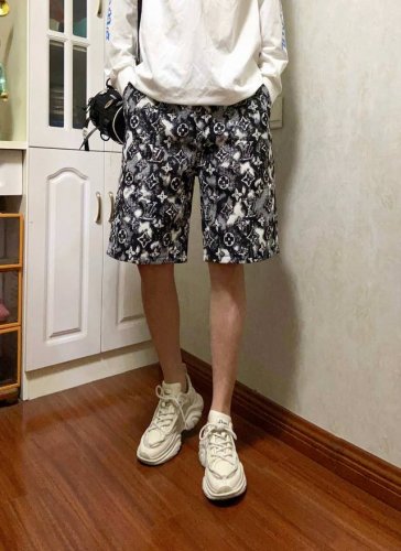 上新！ Lv Louis Vuitton幻影针织提花短裤！宽松版型！ 定制Lv幻影提花Logo针织面料！ 订制Logo金属抽绳头！5公分松紧包腰 内里包条！细节