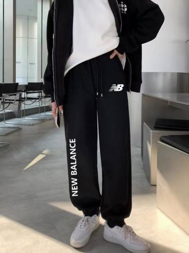 New Balance 新百伦Nb侧拼花型宽松运动百搭宽松卫裤束脚裤休闲裤子 ｜无敌版型｜｜男女同款｜ 面料采用超高品质华棉 最大的优点就是亲肤性跟保形性好 顶