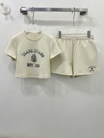 prad* 25春夏最新系列套装 圆领短袖胸前字母Logo印花短裤套装 人人都能驾驭Ins风潮人 短袖上衣+短裤套装 定制五金 复古时髦运动风 火爆Ins的精致