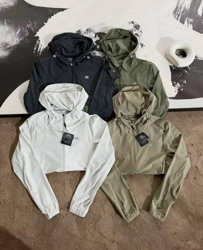 上新 Kolon Sport 可隆25Ss夏款薄外套防晒衣皮肤衣男女同款 采用优质拉伸性面料，搭配动态裁剪版型，贴合肩部、手臂等关节的动态轮廓，提升运动中的伸展