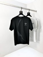 巴黎世家。2025春夏新品时尚圆领短袖高级定制百搭款式！更有实用感 任何人都可以轻松驾驭 采用莫代尔氨纶面料制作，奢华经典品牌Logo设计，H非常显档次懂货的必