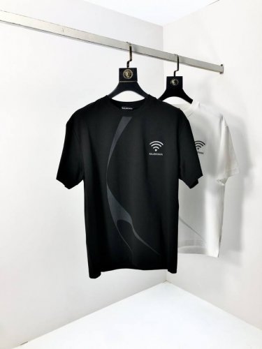 巴黎世家。2025春夏新品时尚圆领短袖高级定制百搭款式！更有实用感 任何人都可以轻松驾驭 采用莫代尔氨纶面料制作，奢华经典品牌Logo设计，H非常显档次懂货的必