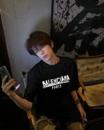 Balenciaga巴黎世家圆领短袖半袖T恤 面料采用260克纯棉双纱食毛面料 双线二本针压线 久洗不变形 原版定制三标 高端进口印花 随意水洗 情侣可穿 男女