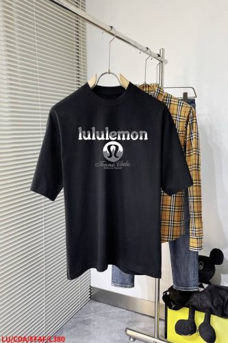 l380 Lu Lulu 新款字母印花双层重工短袖T桖 字母图案不管是T桖还是卫衣都是每年的爆款单品 前幅大面积印花采用大康丽数码印花机直喷 成本极高 经过多次