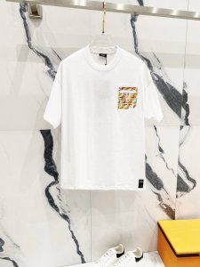 隔天到 Fendi 芬迪 260克圆领短袖T恤 Ff彩绣假口袋刺绣设计工艺标识 官方同步 高版本 高品质 时尚个性 百搭潮流 纯原品质 原版面料 吊牌 领标 水