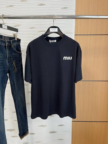 muimui春夏新款首发专柜最新款短袖圆领T恤 高端订制 设计前卫时尚！品牌Logo重工艺设计 高端定制230克面料.手感柔软.穿着舒适.专柜级别精致车线.颜色