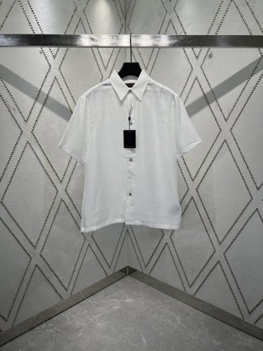 驴家 25Ss新款短袖衬衫取材莹泽桑蚕丝，以 Damier 提花和 Marque L.Vuitton DéposéE 标识烘托丰盈肌理，再借珠光纽扣点睛细节。昼
