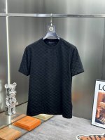 Lv 合身版型 最新最顶级版本刺绣设计短袖，采用进口丝材质 面料细腻舒适柔软透气，亲肤性极佳，胸口经典刺绣Logo工艺精湛，线条流畅，完美搭配，做工极为考究严谨