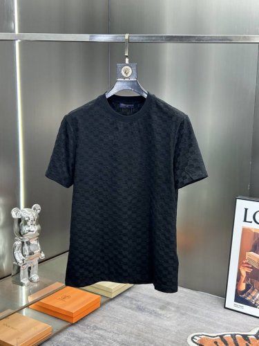 Lv 合身版型 最新最顶级版本刺绣设计短袖，采用进口丝材质 面料细腻舒适柔软透气，亲肤性极佳，胸口经典刺绣Logo工艺精湛，线条流畅，完美搭配，做工极为考究严谨