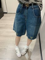 上新 Valentin* 华伦天奴 爆款上新五分牛仔中裤配腰带～ 无疑是夏季最百搭的裤子了 又又帅 不挑腿型 藏肉显高 轻松遮住腿部的肉肉 实穿率百分百 搭配皮