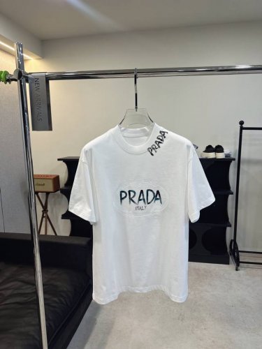 普拉达 prada 2025春夏新款首发专柜最新款短袖圆领T恤 高端订制 设计前卫时尚！品牌Logo设计 高端定制面料.手感柔软.穿着舒适.专柜级别精致车线.做