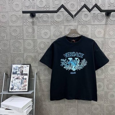 120 versace 范思哲 美杜莎珊瑚印花 logo标识精致升级，灵感源自八十年代复古 原版面料 官方同款 短袖T恤 定制260克同缸染面料 手感非常舒服