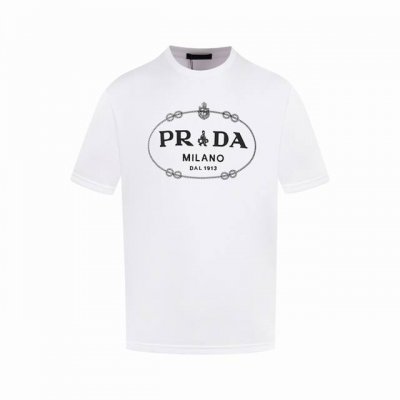 白底图 顶级版本 prada 圆领T恤 这款常规版男士圆领T恤采用精美胸前印花+压胶打造，一贯以新颖方式重释的标志性prada三角形徽标化身，彰显与众不同的品牌