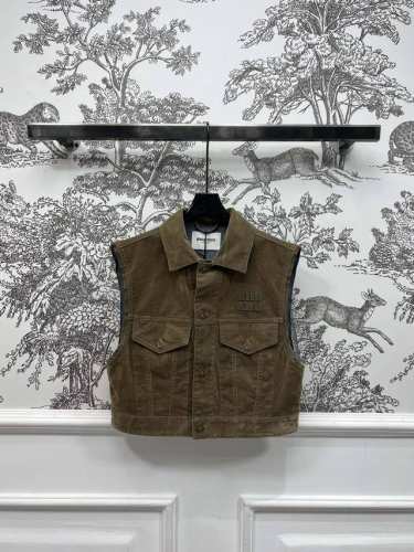 Miu 25春夏新款 刺绣徽标灯芯绒系列 翻领夹克外套+翻领马甲外套 怀旧时髦感超级帅气 贴布刺绣字母Logo低调奢华 宽松版型轻松分割身材比例 视觉腿长一米八