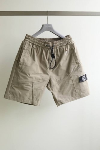 sto*E Isla*D 石*岛 25年夏季新款工装短裤 以石头岛的运动宽松的版型设计为基调，石头岛经典罗盘徽标设计为亮点，穿搭潮味十足 颜色：黑色 咖色 码数