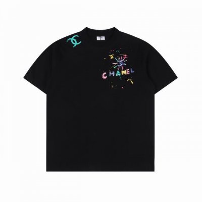 Chanel香奈尔 经典Logo 英文字母 短袖 工艺：印花 T恤现货，32支定织定染高克重纯棉面料，面料270G左右洗水定型处理，不变形，不缩水，厚度适中柔软