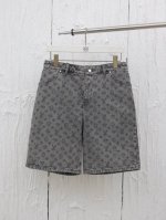 LV* 路易25春夏新款重工提花牛仔短裤 采用深灰色洗水牛仔面料，定制白珠刻字纽扣 全新设计辅料纽扣细节，直筒剪裁版型设计 满身经典品牌logo提花效果，腰部做