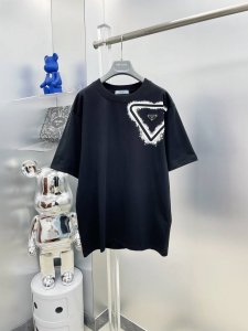 pra*普拉达 2025夏季新款大三角徽标三角字母Logo短袖Tee 专柜同步有售，原单狠货，时尚 进口原版科技面料，上身舒适透气，原版定制五金辅料，上身帅气有