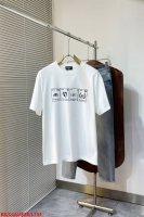 l704 Ba巴黎世家 环保标识短袖T恤 *定制280克全棉面料，面料柔软，亲肤舒适 *正面巧妙融入品牌标志与数字元素，增添个性魅力。后幅环保标语标语印花 Ga