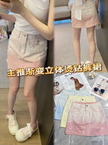 浪漫春夏 怎能少了这条渐变立体烫钻裤裙 柔和渐变暖色 立体烫钻点缀 似繁星洒落 熠熠生辉间尽显精致 兼具裙装柔美与裤装便利 无论是搭配简约T恤还是优雅小衫 都能