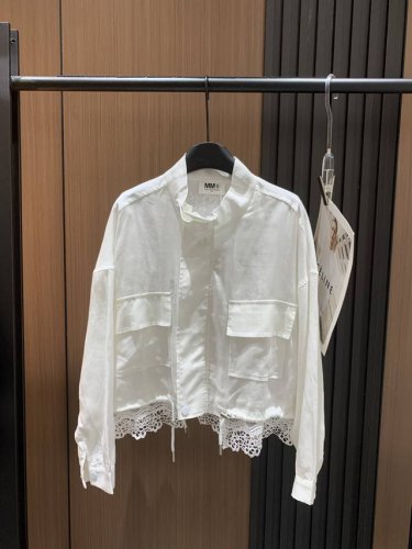 mm62925年新版 轻薄防晒 优雅知性 精选麻棉面料,柔软透气不闷热 立领设计优雅大方,修饰颈部线条 实用口袋装点,方便收纳随身小物 下摆抽绳设计,随心调节松