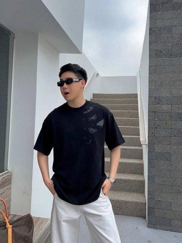 普拉达 新款字母印花双层重工短袖T桖 字母图案不管是T桖还是卫衣都是每年的爆款单品 前幅大面积印花采用大康丽数码印花机直喷 成本极高 经过多次的调试打版图案色差