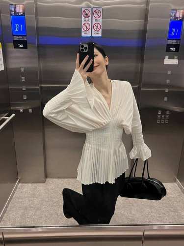 版型巨赞小众设计师款百褶V领喇叭袖收腰衬衫 整体都运用了压褶工艺 收腰设计，藏肉显瘦 对身材没有限制喇叭袖口 微法式宫廷感整体造型一下子亮眼起来 白色很百搭 配
