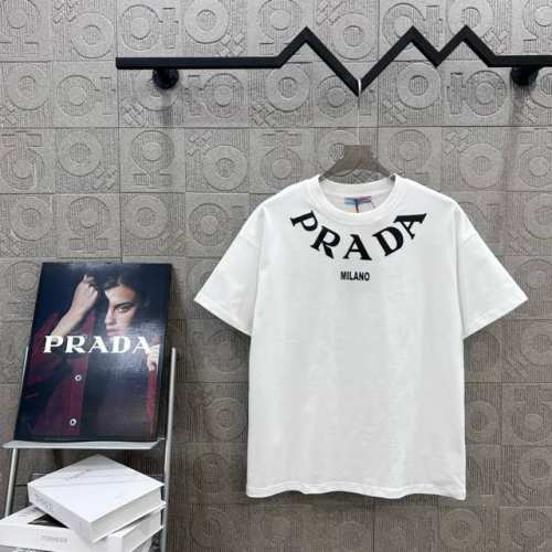 120 prada 普拉达 领部大字母 印花 升级，灵感源自八十年代复古 原版面料 官方同款 短袖T恤 定制 同缸染面料 手感非常舒服 春夏最新砖柜同步 时尚又