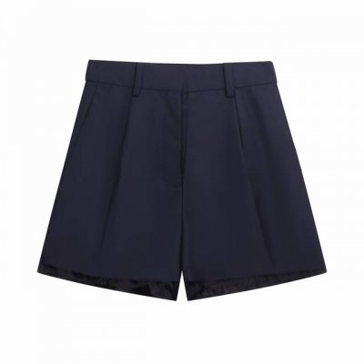 D 新款 Miumiu 25Ss Batavia短裤 首先面料采用100%羊毛西装料，面料接近100 米，非常非常贵，只做了200多条，成本很高，这款原版为男装